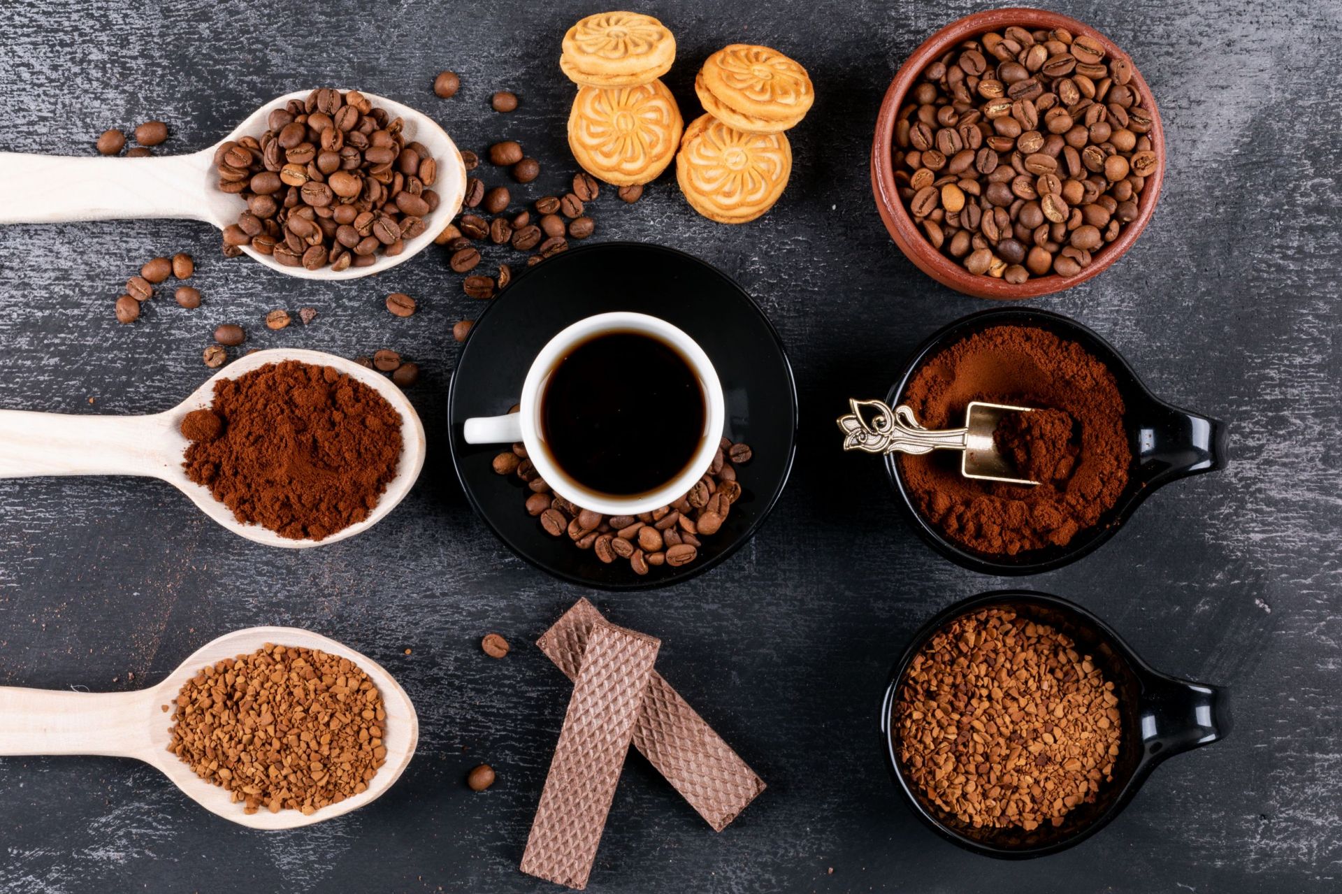 Kawy smakowe - top-view-coffee-cup-with-different-coffee-types-dark-surface.jpg